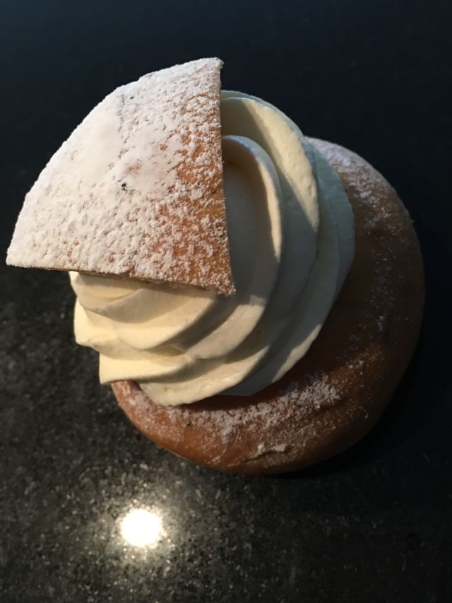 Semla från Lux dessert och choklad